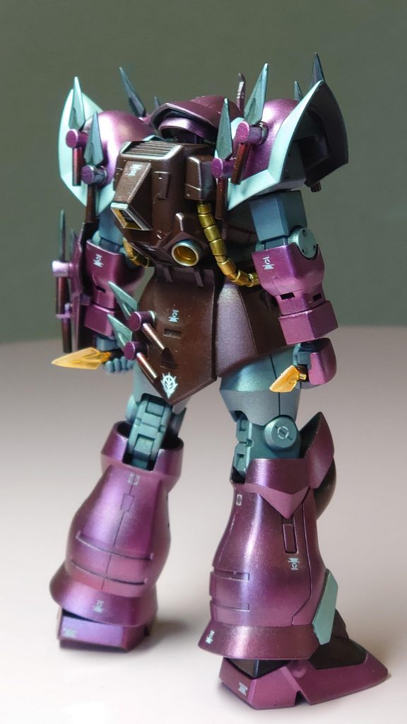 後ろ。ザクやグフの良いとこ取りみたいな不思議な感じ。