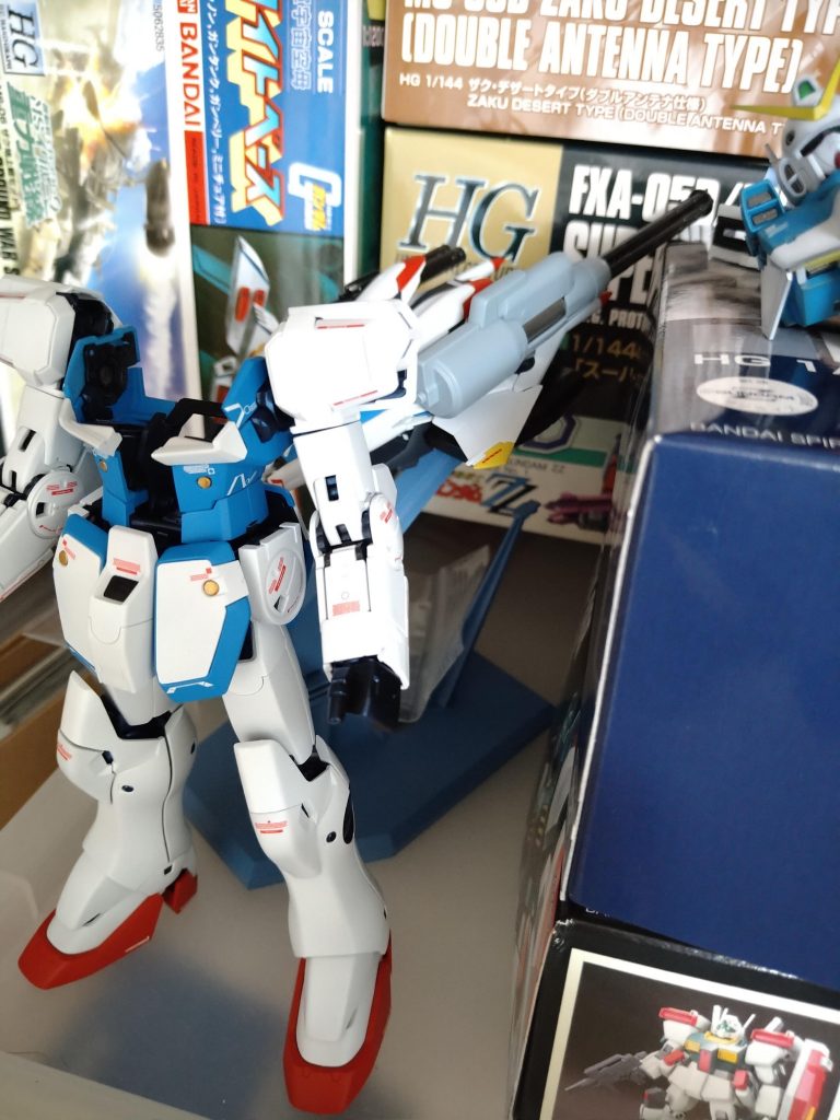 フレームらしいフレームが無いので、A・Cパーツのドッキングも大変です。