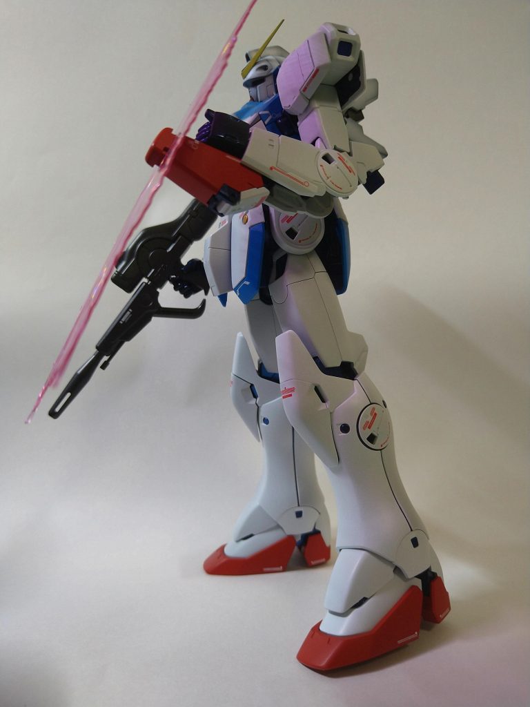 機構は凄いのですが、ビーム・シールド展開した時は腕の部分のフレームは無きに等しいです。フォールディングアームどころではなく、外の皮だけで手首を支えています。宇宙世紀150年ともなれば余裕なのかもしれませんが、、