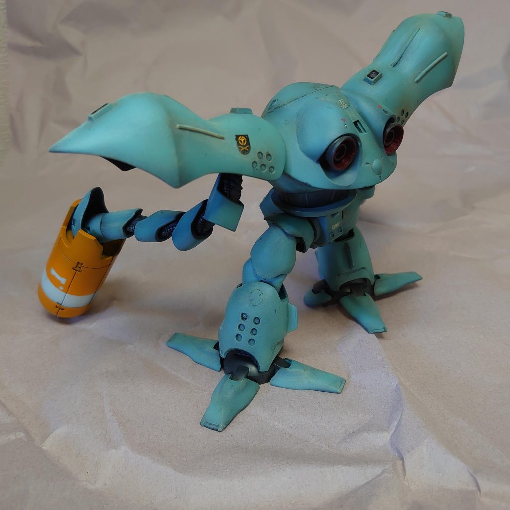 リアショット。左肩にドイツ戦車のデカールを使用しています。