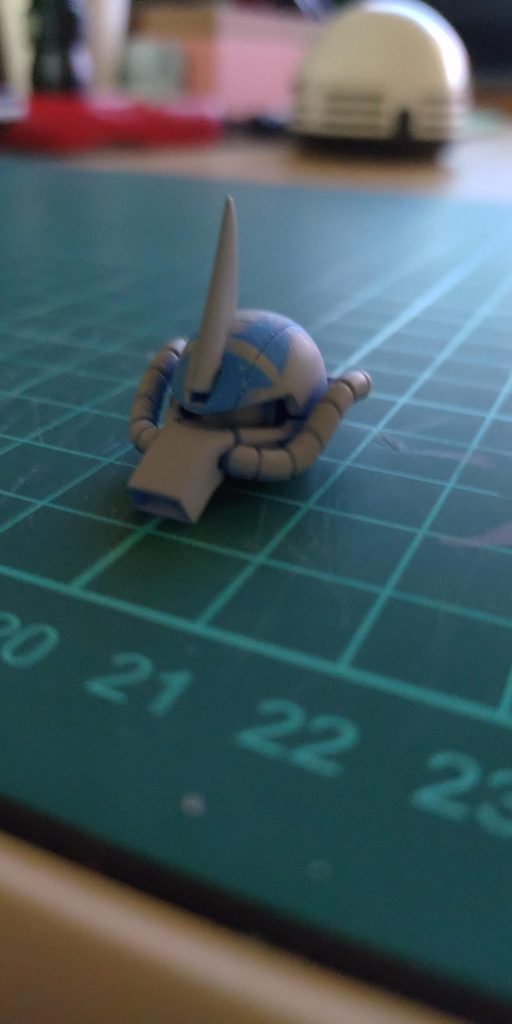 庇を前のめりにして目付き悪めにしてます