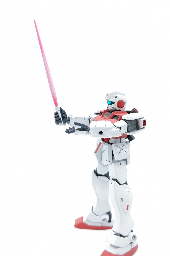 ビームサーベルは持ち手と一体成型なので、マスキングやらでヒイヒイ言いながら塗りました。これをやるかどうかで、出来映えが全然違います。