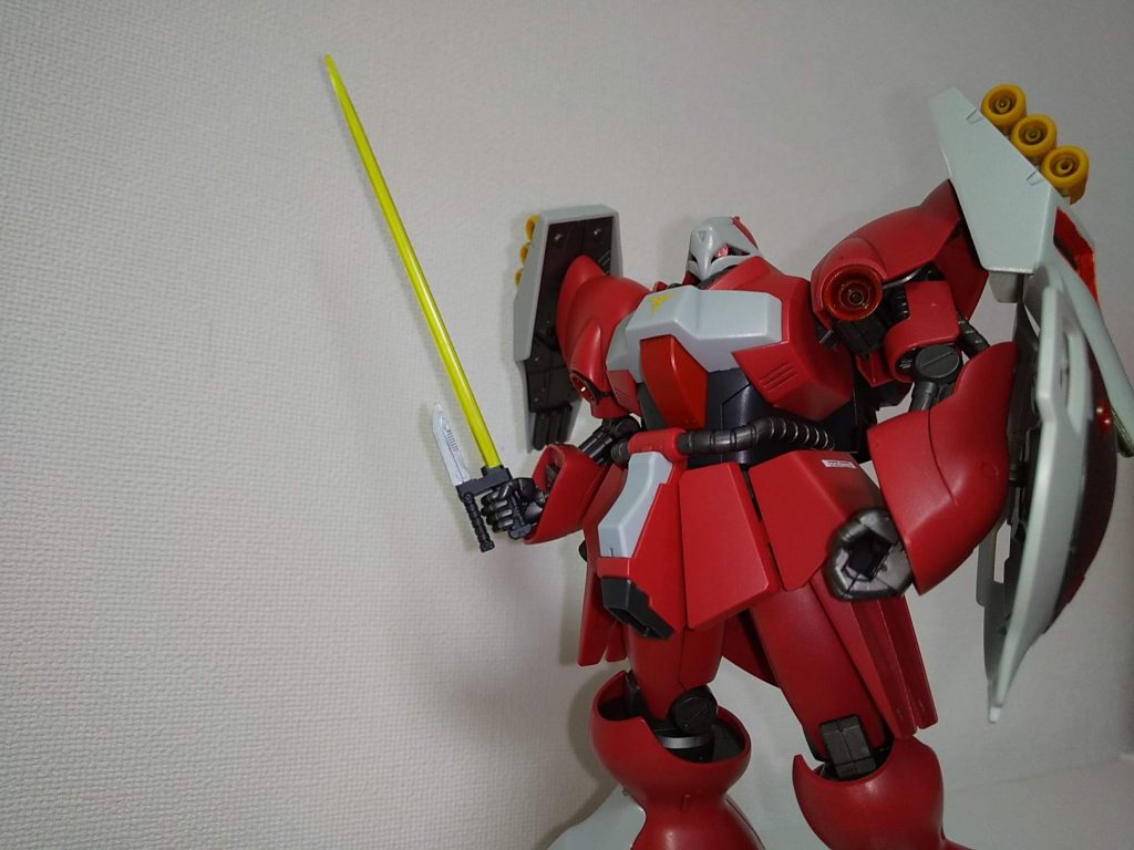 ヒートナイフ付きビームサーベル。ヒートナイフはガンダムマーカーEXのシャインシルバー(刃部)とガンダムマーカーのガンダムシルバー(峰部)で塗りました。