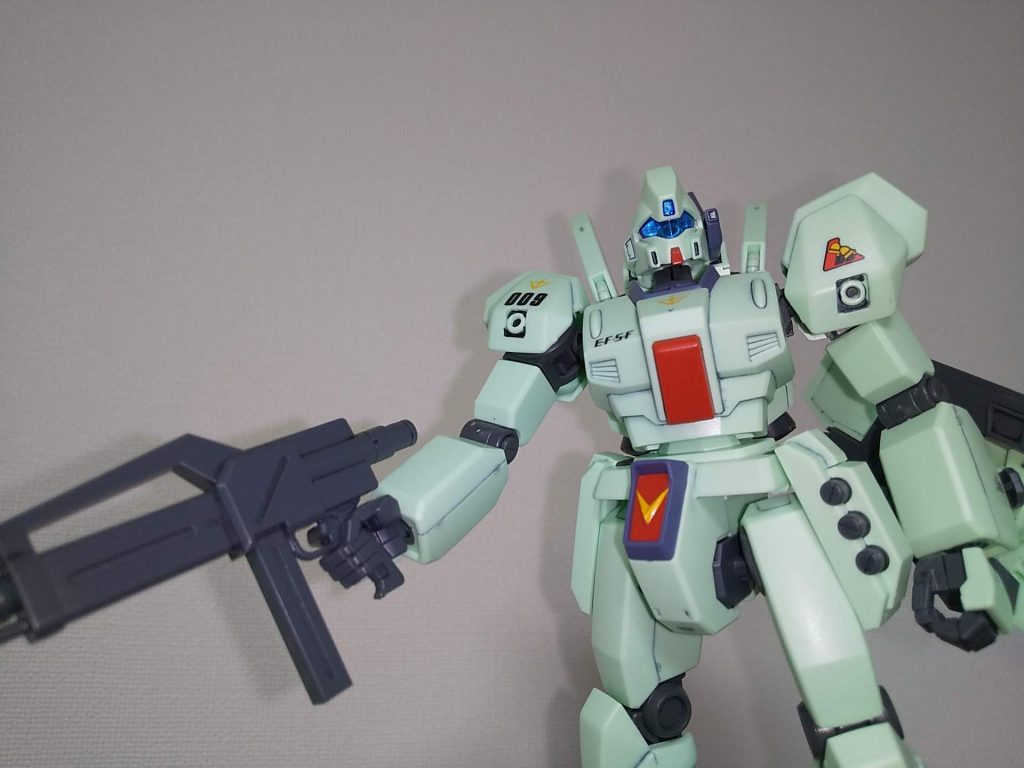 カメラの裏はガンダムマーカーEXのシャインシルバーを使いました。額のセンサーは銀+クリアブルー(いずれも水性ホビーカラー)