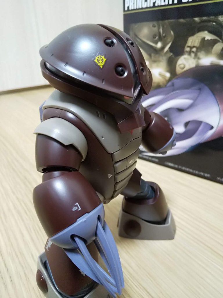 斜め上からだと少しはイカツイ感じになりますね。