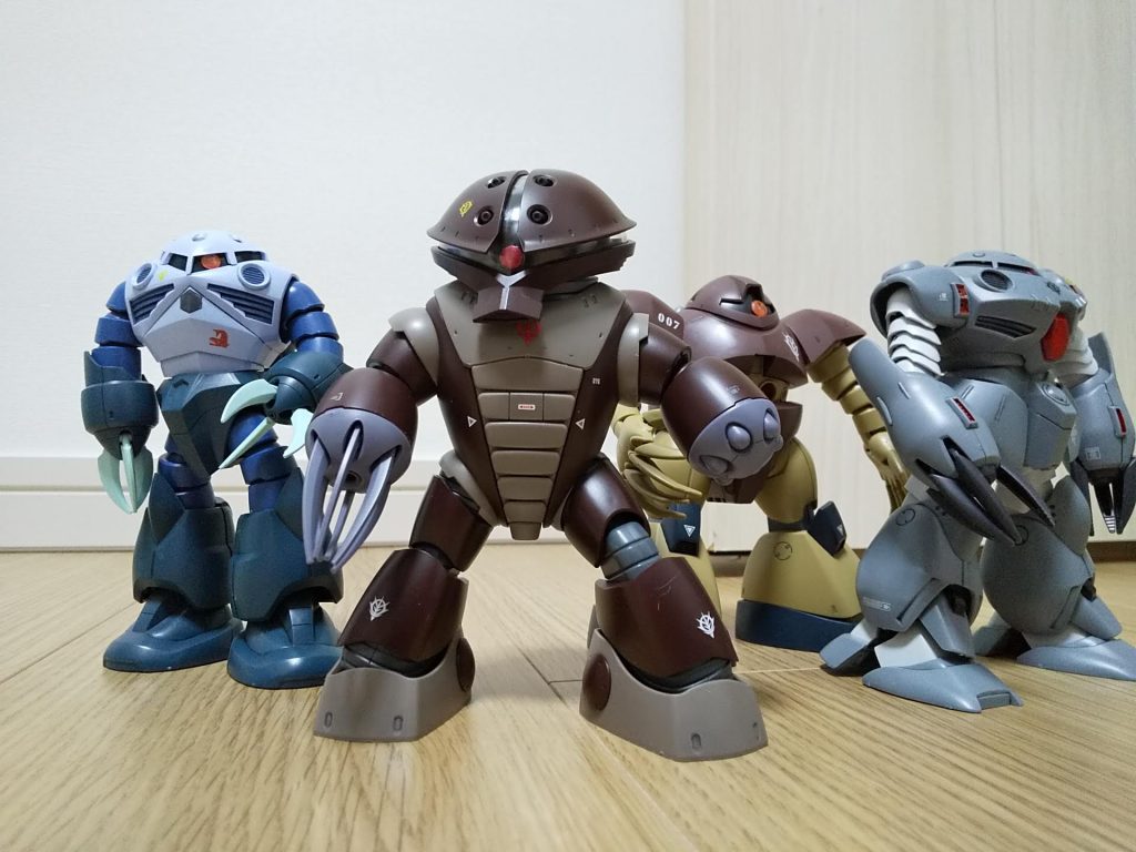 ジオン水泳部で集合写真。思っているよりアッガイはデカい。頭が大きいので頭身感覚が何となく狂いますね。