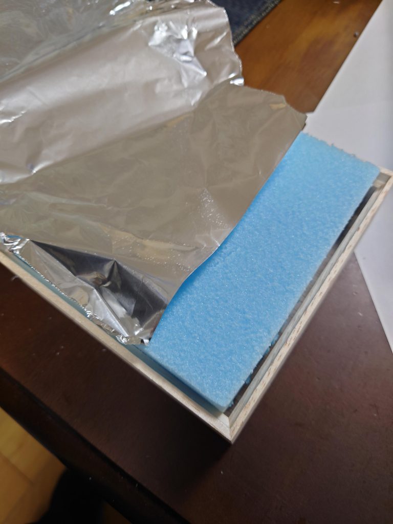 水中迷彩上手くいったので、海っぽいジオラマ作りたくなって、スタイロフォームにアルミホイルくしゃくしゃして