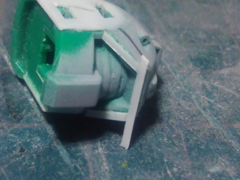 頭:顔の横に0.3mmプラバンを貼って幅増し。頬のダクトの内側にも貼りました。ヒサシの下にも1mmプラバン貼ってます。