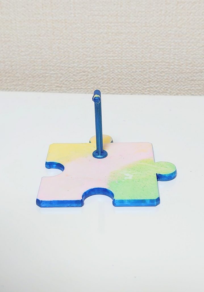 台座は雨上がりの水たまりと虹をイメージして色を選びました。台座の平面はポスターカラーをステンシルスポンジで広げて着色していますが、青い部分は珍しくガンダムマーカーを使用しています(Gラメパールブルー)。