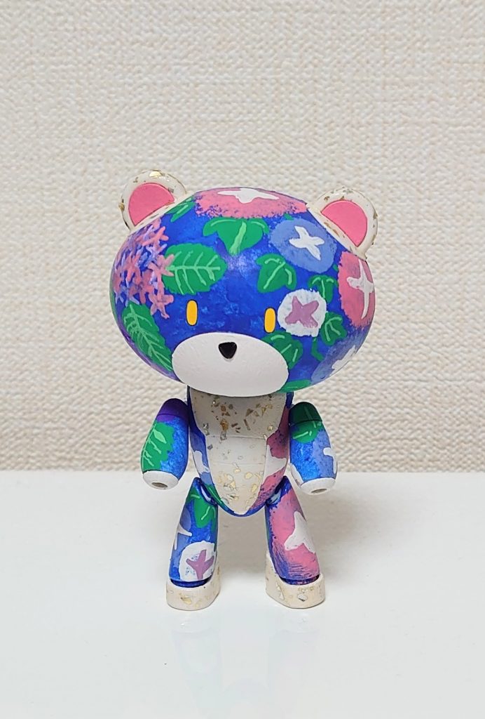 正面から。今回は本体・台座とも全塗装。異素材ミックスしていません。本体に使用した塗料はポスターカラー・アクリル絵具・マニキュア、道具はステンシルスポンジ、爪楊枝、筆です。