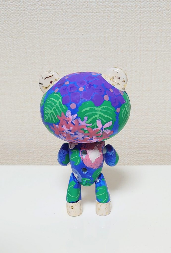 後ろ姿(台座・リボンなし)台座やリボンで隠れる部分にも絵付けをしています。