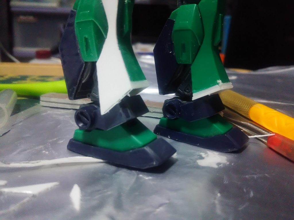 足:脛の左右に0.3mmプラバン貼って幅増し、裾を2mm延長、脹脛のパーツも真ん中で切断して2mm延長。裏のケーブルを削り取って1mmスプリングに変更。足首の両サイドに0.3mmプラバンを貼って幅増し。