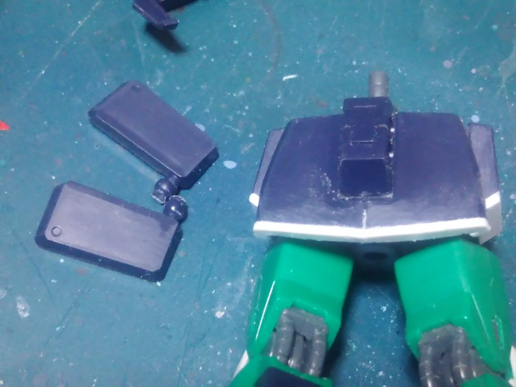 腰:ウエストのパーツの上下にプラバンを貼って延長、胸への接続の軸も延長。リアスカートの裾延長、サイドアーマーも1mm延長して少しでも股関節のグレーの部分を隠したつもりです。フロントスカートは左右に切り離して個別可動