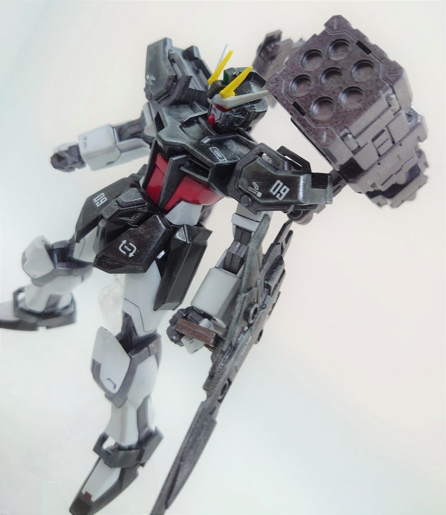 長期間積んでいたEGストライクをようやく消化できました(-_-;)高湿環境下で塗装した為、粗が目出ちますがご容赦ください。