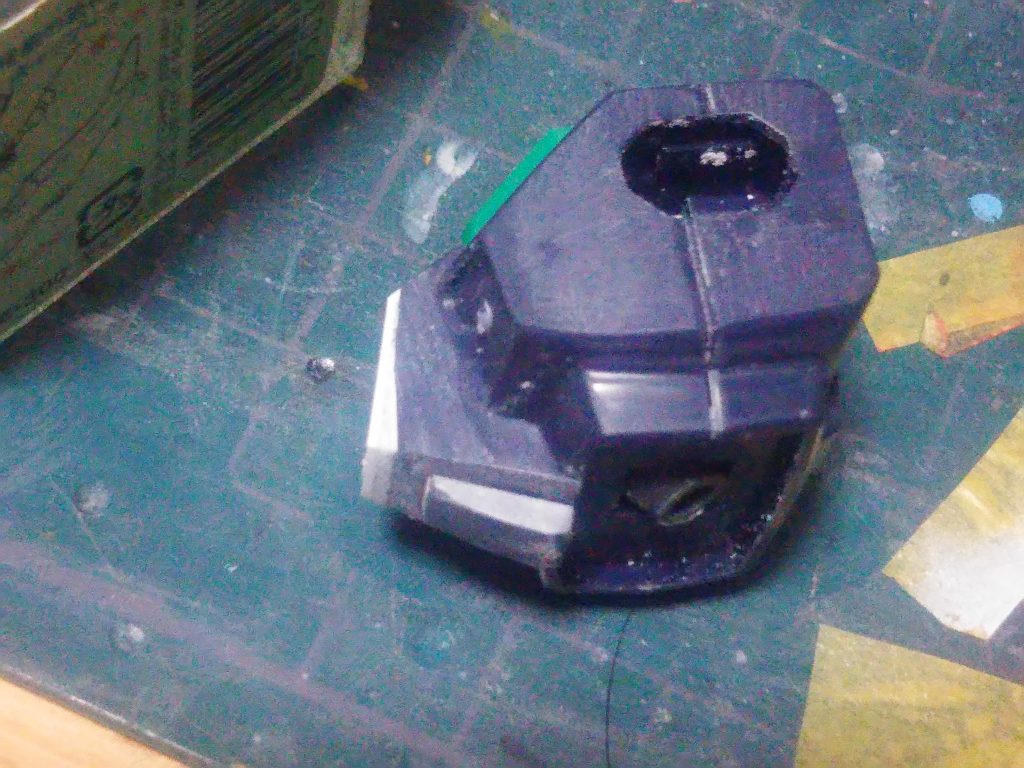 胸:コックピットの上に1mmプラバンをクサビ形に削って張りました。