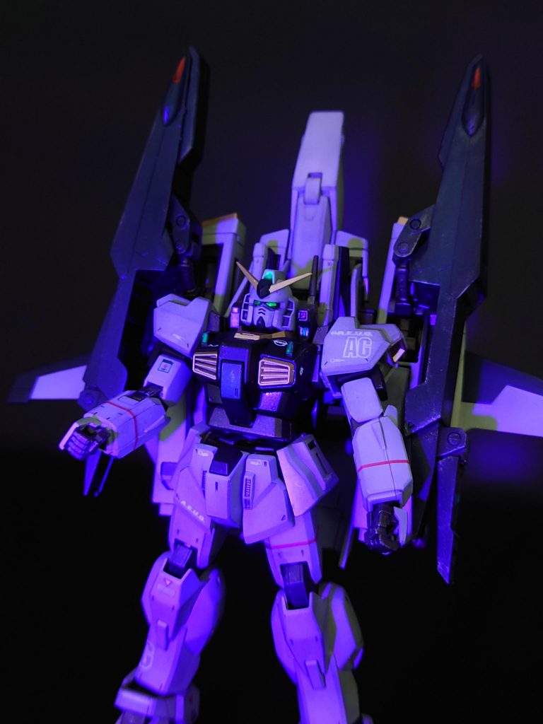 蛍光グリーンで塗ったところは、ブラックライトで怪しく光ります