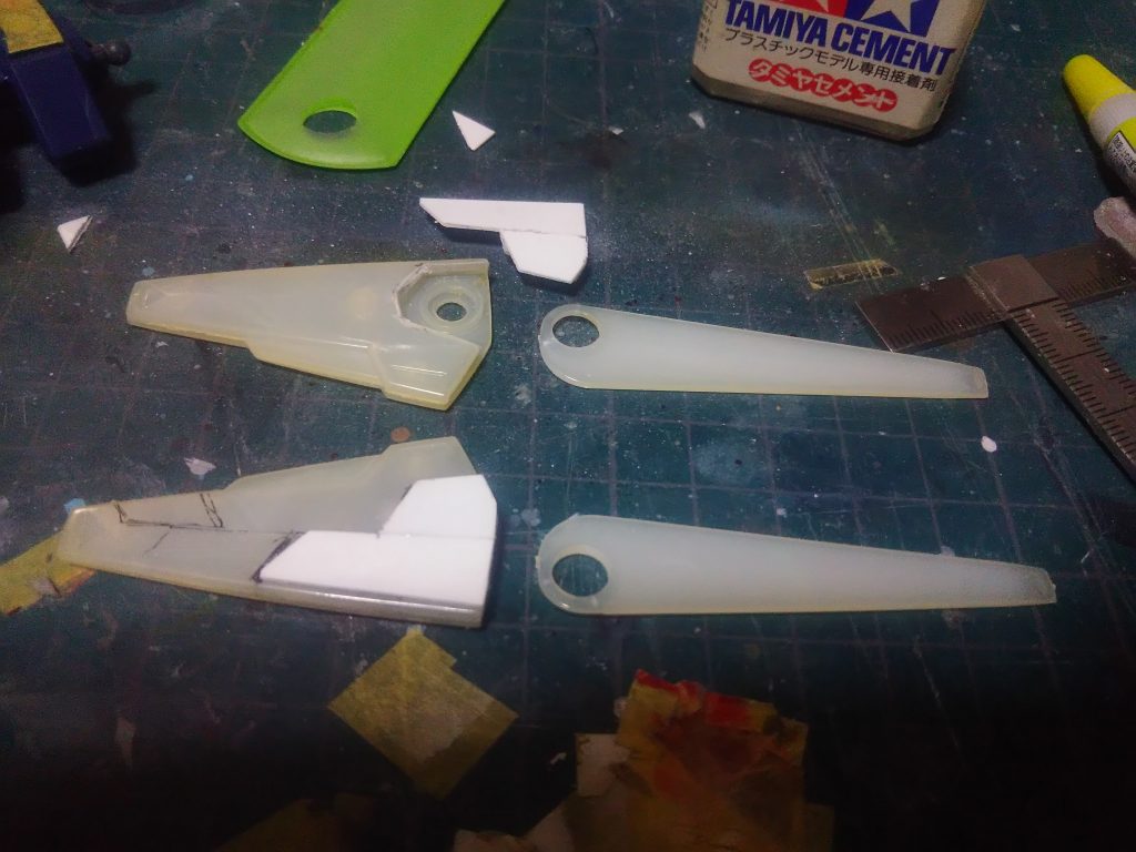 バックパック:塗装後組見立てれる様に、可動部を切断、プラバン貼って切った部分に目隠し。MSGのバーニア使ってます。