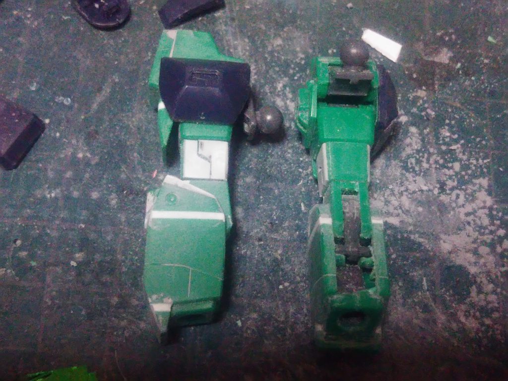 腕:肩のサイドスラスターを途中で切り離して少し削って張り出しを少なく。横のアーマーの延長。前腕の延長と手首上の形状変更。断面が長方形だった二の腕にもプラバン貼って正方形に近付けました。