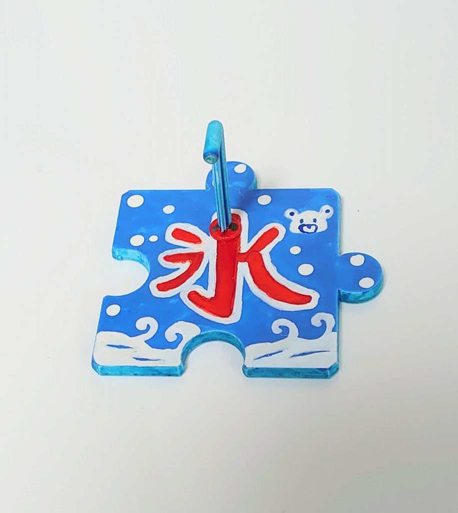 台座はガンダムブルー、ガンダムレッド、ガンダムニューホワイト、Gラメパールブルーを使用。お手軽部分塗装のつもりが、気付けば白い台座全面に看板を描いていました…