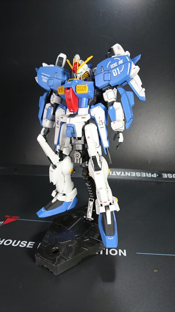 取説の作例を見ても何かスタイルが悪く感じて足の付け根を変えようかとか色々考えましが、素組で見てみるとイメージより悪くなかったので首だけの延長としてなるべく丁寧に作る事に専念しました。