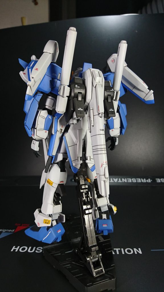 Ex-Sカラーと言う事で左肩部のGUNDAM-SYSTEMの丸デカールが特徴となりますが、キットに当然付属は無く余り物のデカールにて偽物を組み合わせました。