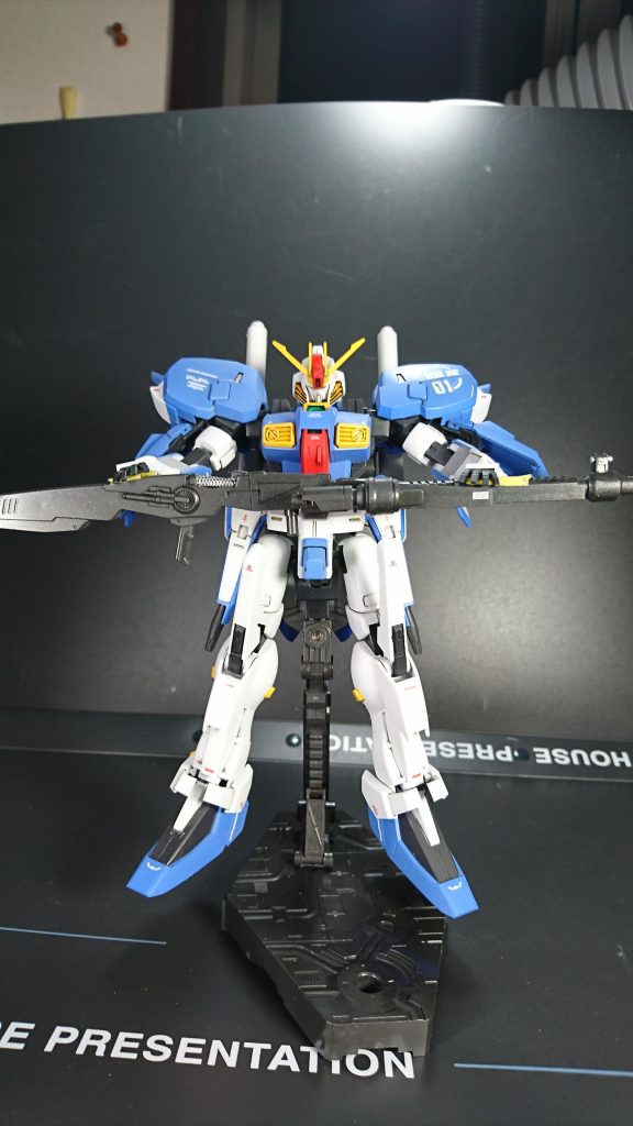 Sガンダムならこのポージング!ですが足が開かずビームスマートガンは保持出来ず前回のゼータと同様にマスキングテープ止めにて諦めました。何かが足らず余りスマートに見えません。