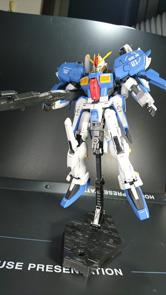 アクションポーズにて。ビームスマートガンを持たすとポーズは固定されます。脚部の可動域も狭くほぼ固定ポーズとなりました。塗り分けも腰部ビームカノン上部や背面のビームカノンの基部など少しずつ忘れていました!最後まで御覧頂きありがとうございました。