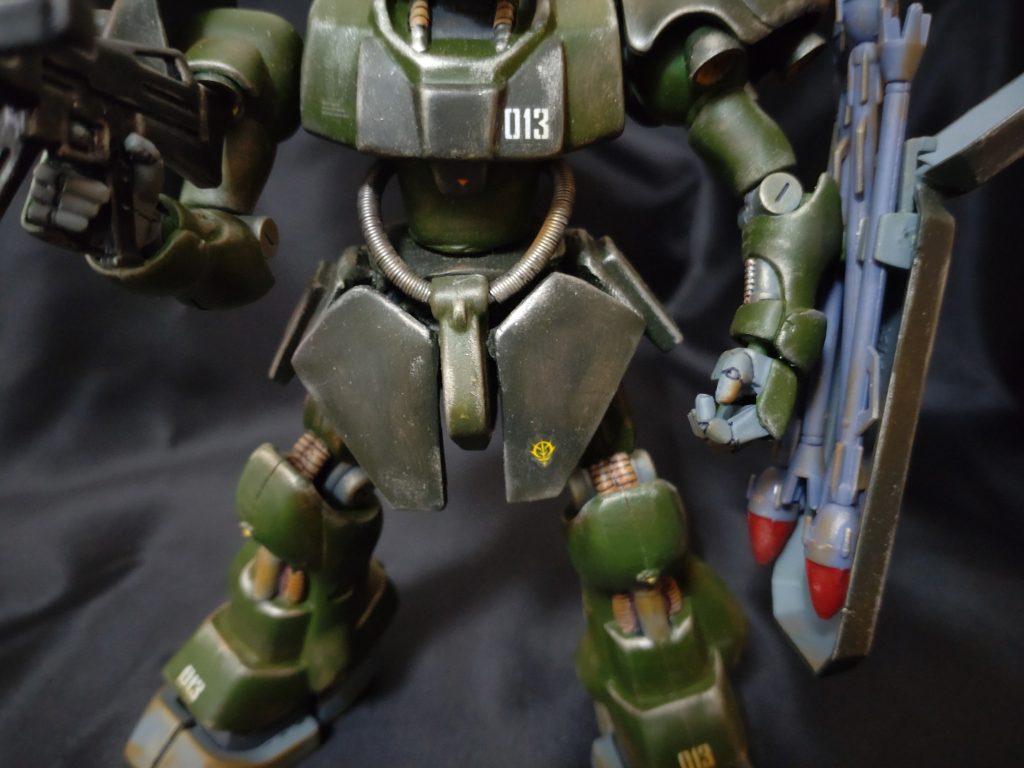 寸胴修正したおかげで色々やらなあかんように…スカート分割と腰部作成が時間かかりました。腰部は同じく旧キットのガンダムから！