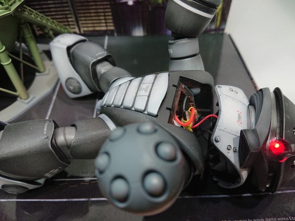 電源とスイッチは腹部内に　アクセスは肩をパかっと　取り外し