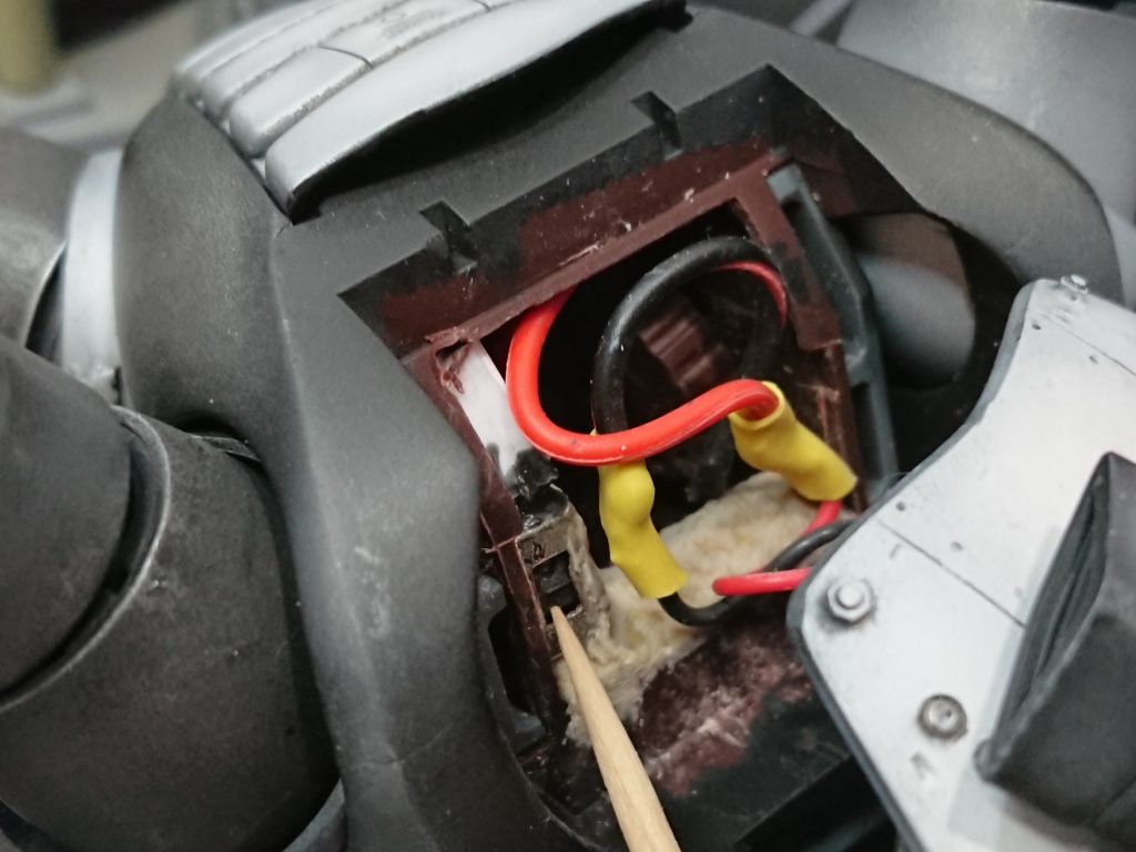 スライドスイッチはスペースの関係からつまようじまたはピンセットでスライド