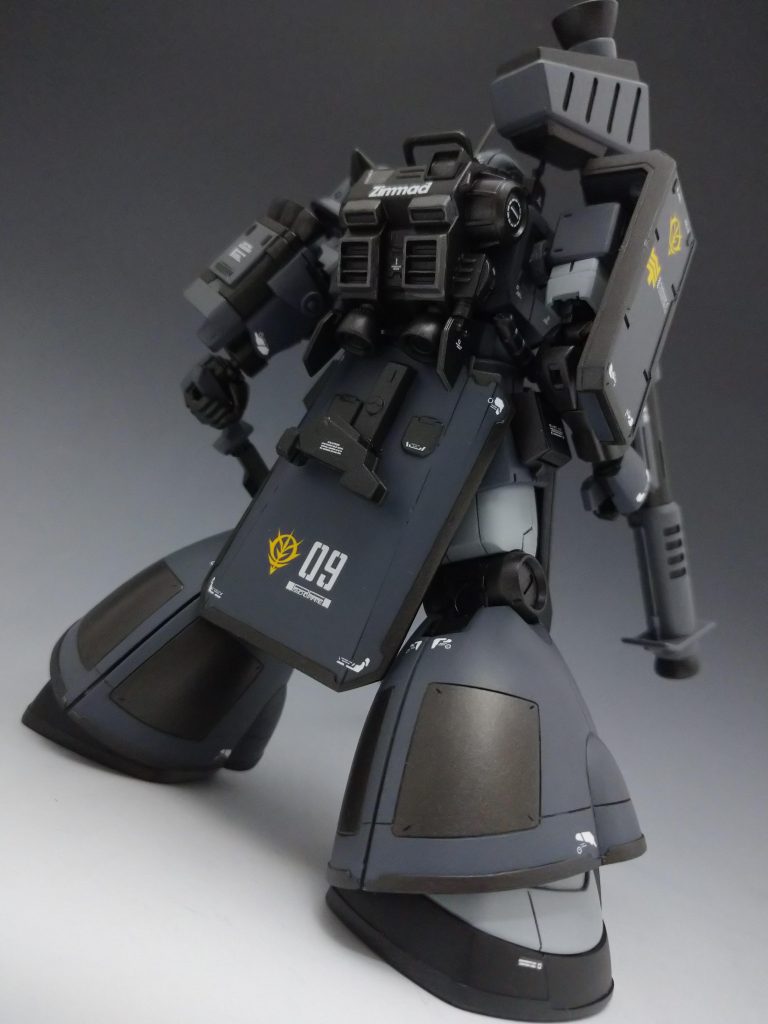 自分の中で定番工作になってる縁取りにスカート延長、なんちゃってセンサー、パーツ換えにグレーでの塗装です。地上用高機動型でバックパックは宇宙用と同じ見た目でも中身は違う…という設定です。またドムの足を試しに付けてみたら思った以上にしっくりきたので本採用しました(笑)