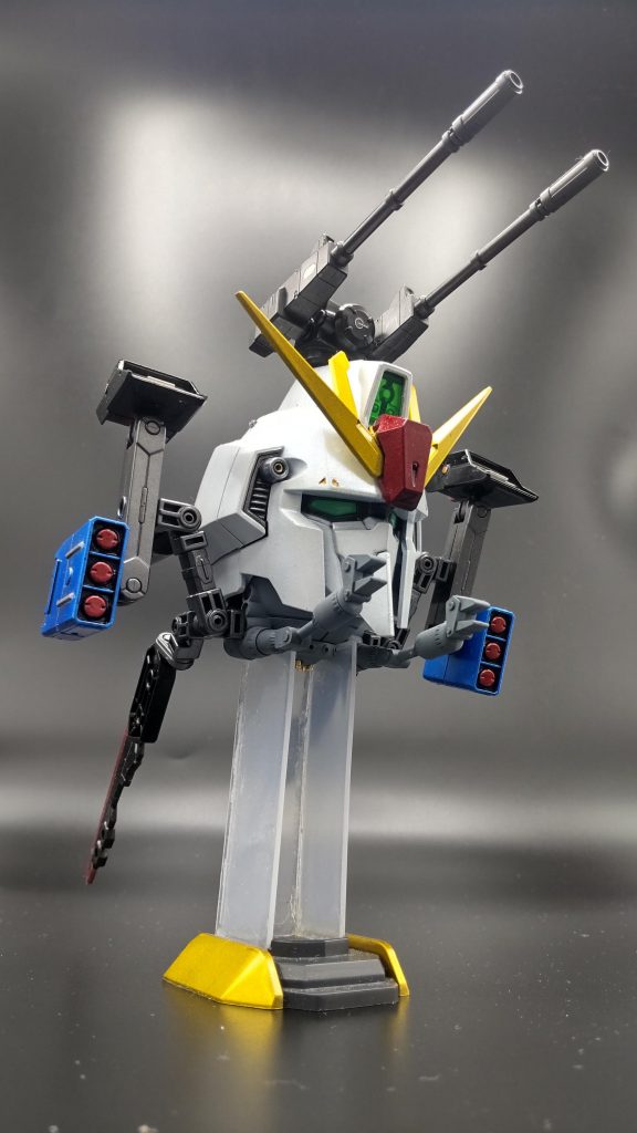 【マイ設定】 グリプス戦役中盤、百式やZガンダムに搭乗するニュータイプの活躍等もあり、エゥーゴが勢いをつけてきていたが、ティターンズに対する戦力不足は明確な状況であり、各地での戦線で苦戦を強いられていた。そのような情勢下、連邦軍の倉庫に眠っていたBガンダム(G3)を発見したエゥーゴ幹部により、発案・開発されたのが本機となる。 基本コンセプトは、1年戦争時のBガンダム同様に、エゥーゴのフラッグシップMSであるZガンダムを模した安価なMSを各地に配備する事によりティターンズへの情報攪乱をしつつ、初代譲りのペイロードを活かした通信・情報収集強化による戦線の維持貢献である。 素体としては、1年戦争時のボールを使用し、Zガンダムのヘッドを被せる形は初代を踏襲しているが、エゥーゴ幹部の拘りから、より戦力強化する方向で改修が施される形となった。その為、ボールでありながら当時の最新MSに近い戦闘力を有するまでとなったが、建造費が高騰し、結局・同時期開発していたネモを量産した方がコスト上優れているという結果となり、1機のみロールアウトした時点で製造はストップした。 また当時、地球上ではカラバが、1/2Zガンダムを運用しており、ゲリラ的な活動を強いられる反政府組織の財布事情はかなり苦しかったものと思われる。