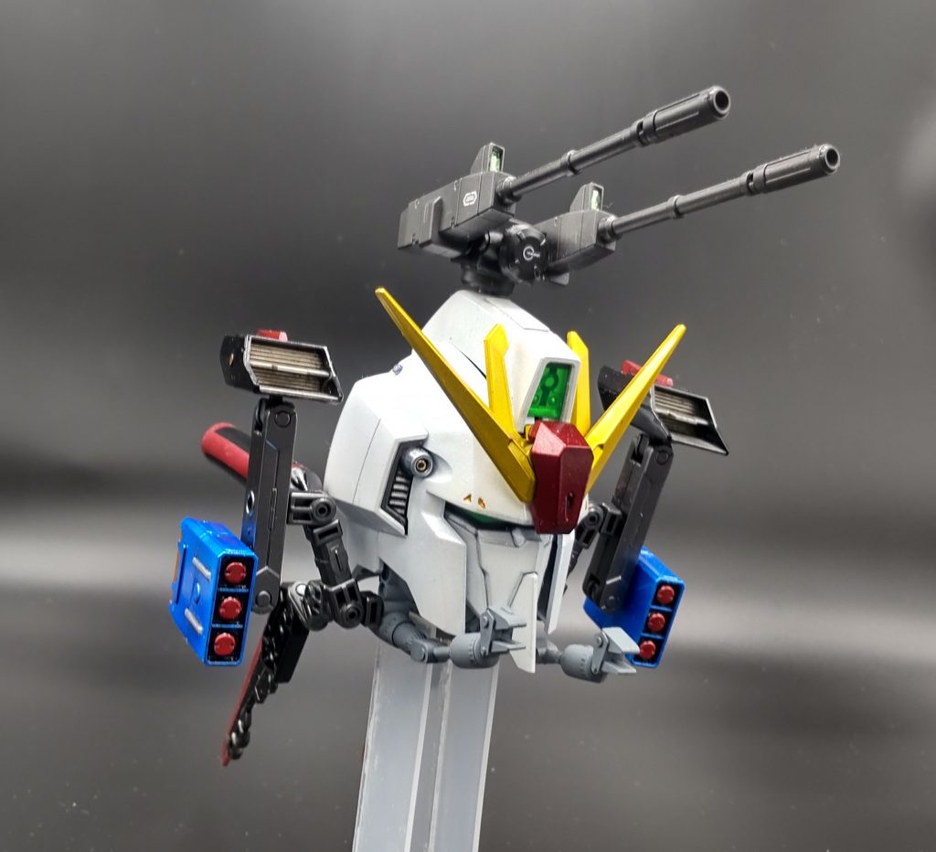 スペックとしてはボール本体は1年戦争当時の物ながら、Zガンダムヘッド装甲部にガンダリウムγを使用し軽量化と装甲強度維持を図っている。またボール側面のスラスターを左右1個ずつハードポイントに変更し、増設のスラスター、ミサイルポッドユニット、背部スタビライザー、プロペラントタンクを設置できるようにした。上記ユニットは、Zガンダムで知見を得たムーバブルフレーム技術によるフレキシブルアームを使用する事で、AMBAC機能とスラスター・スタビライザーによる柔軟な機動性能を獲得する事ができ、当時の最新MSに勝るとも劣らない機動戦闘が可能となった。武装面でも上部2連装キャノンやミサイルポッドによる火力増加を図っており、ハイザック位までであれば、単騎による撃破も可能な性能を持つ。また初代同様、ヘッド内のペイロードに大型の情報通信機能を備えており、直接戦闘・情報戦両面において対応できる万能機となった。しかし、あくまでもボールはボールであり、パイロットからは不評であった。