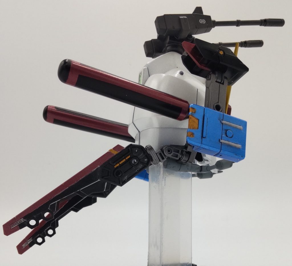 バックショットスラスター・ミサイルポッド等を機体側面に配し、重量を中心に集中する事でコマのような独特の俊敏な機動が可能。機動にはZガンダム等アーガマからのデータを活用し、モーションパターンが豊富な機体となった。