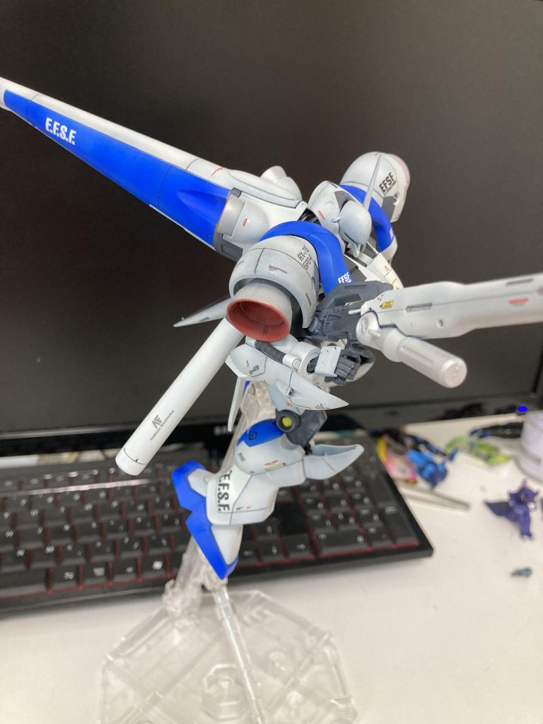 シュツルムブースターが大迫力ですね。これで自立できるのすごいな。まぁ今回はMSベース使用してますが、しっかり直立できました。