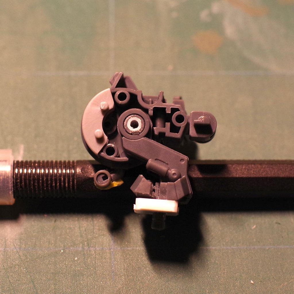 ブースターの重みでのけぞらないよう、胴体の軸にポリキャップのランナーを差し込んで補強しました。これはかなり効果があったので、次回グレイズ を作成する機会があれば、また導入したいと思います。