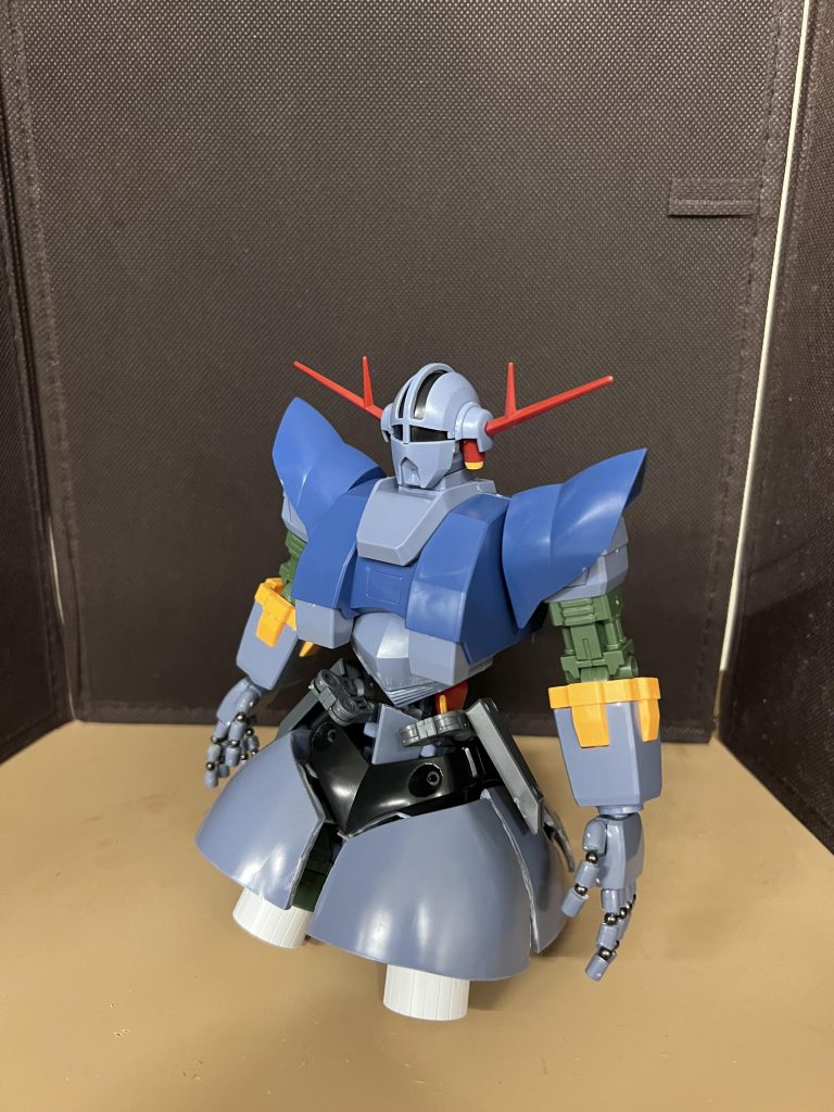 手と腰をいじりました。