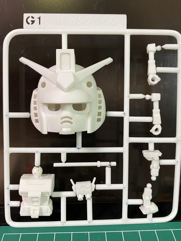 ランナープレートは、本来はRX78-2 GUNDAMなのですが、唯一無二の「1／1 ガンプラくん」を移植しました。最後にランナーの各T字部の隙間にもう一度瞬間接着剤を流し込み→ヤスリで整形→捨てサフ→補修→塗装でランナー作成フィニッシュです！時間があればもう少し…と思う部分もあったので、後日写真入れ替えるかもしれません。