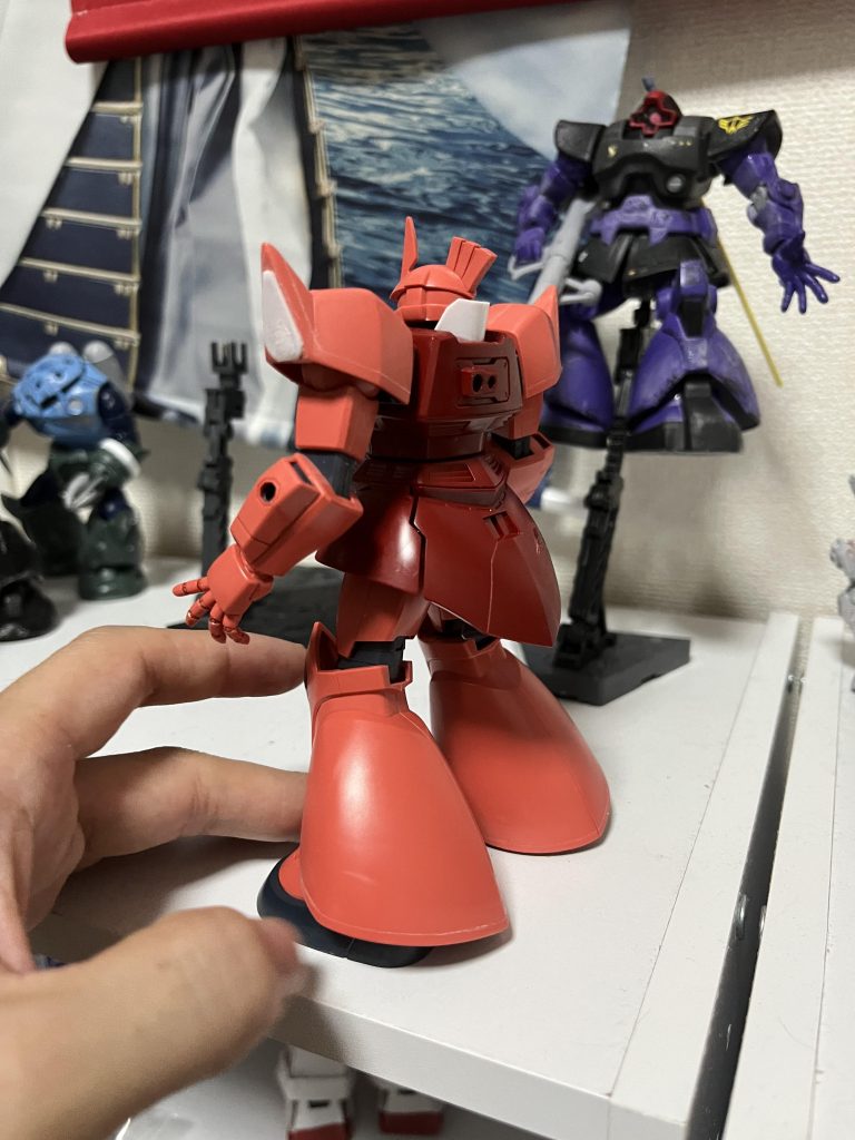 うつむけるように首を延長し、首を隠すようにカラーを付けました。YouTubeで作家さんのものを参考にさせて頂きました。