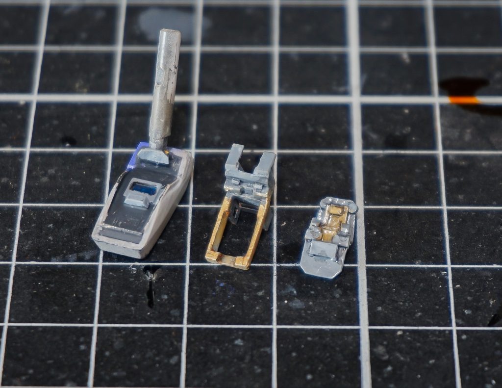 そんな訳で組む前。正面とサイドのモニターにはミラージュシートを貼っています。シートと枠はプラ板をチマチマ切り貼りして作りました。