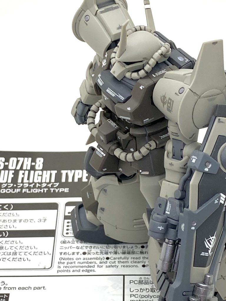 最後は説明書と。グフ・フライトタイプの旧HGは確か、HGUCより前に出た物なので当時としては良く出来てましたが・・・今のHGUCに比べますと完全に見劣りしてしまいますがHGUCはデキが大変良いグフ・カスタムをベースにしてますからほぼグフ・フライトタイプの決定版という出来の良さで安心して作れます。脚部のダクトや推進ノズルがきちんと別パーツ化されているのは大変嬉しく、こういう所は塗装頑張れば更にカッコ良くなると思いました。後、肩の分割も大変考えられており、側面の分割線は接着するよりもモールドとして活かした方が作るのに遥かに楽なので無理に消さない事をお勧めします。一般機はプレバン様限定ですが・・・成型色は違いますがガンダムベースではベース限定で販売されていて、特製デカールも付きますから興味がある方はガンダムベースに行った時に販売されていれば買って、作るとデキの良さに感嘆すると思いますよ。ご覧して頂きありがとうございました。
