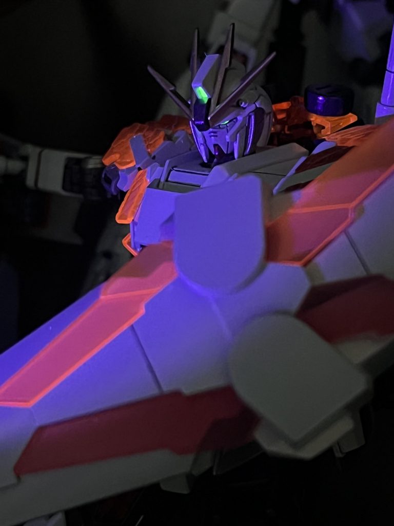 クリアパーツが蛍光仕様?と聞いたので、UVライトを照射。確かに怪しく光って、これは良いですね。目・センサーは、いつも通りに蛍光緑を。