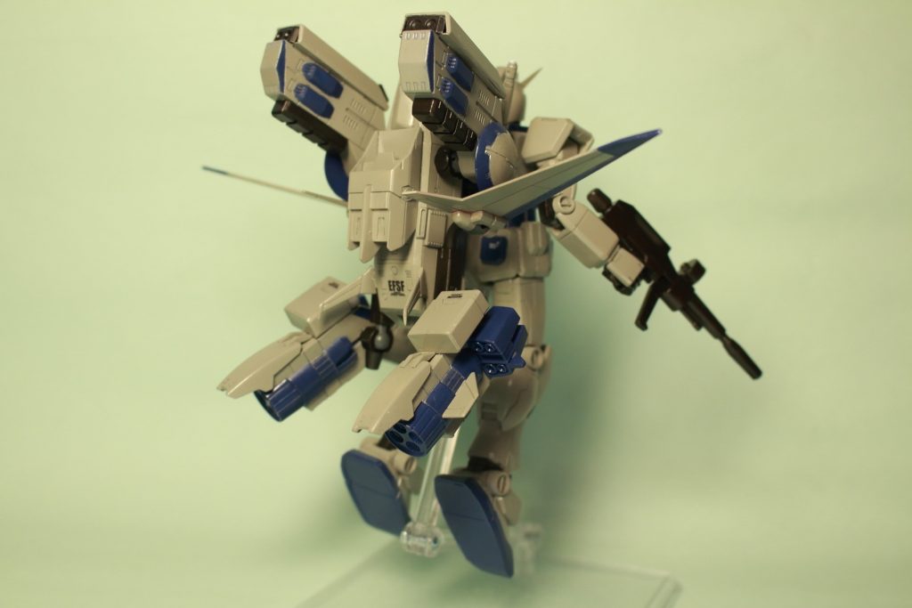 ガンダム自体の可動範囲が狭いのであまりポージングができません…。