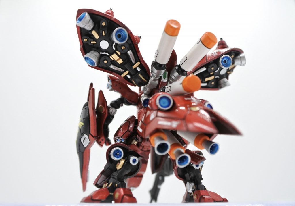 バックショットをメインにしようか迷ったくらい、力を入れました。細かい塗り分けも頑張った🙋♀️オレンジとブルーを差し色に使いたくて、半ば無理やり使ってみたけど、わりとバランス良くできたのでは…?改造はほぼ無しですが、バーニアだけ一部パーツ取り替えてます。ピンバイスでの穴あけとスジボリはわりと細かくやってます。