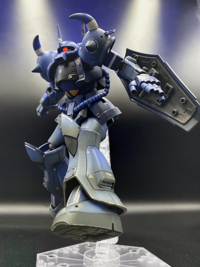 1番頑張った脚部スラスターを見せるためだけに撮った一枚ですが、何のポーズかは分からないものの、躍動感と迫力があって気に入ってます。