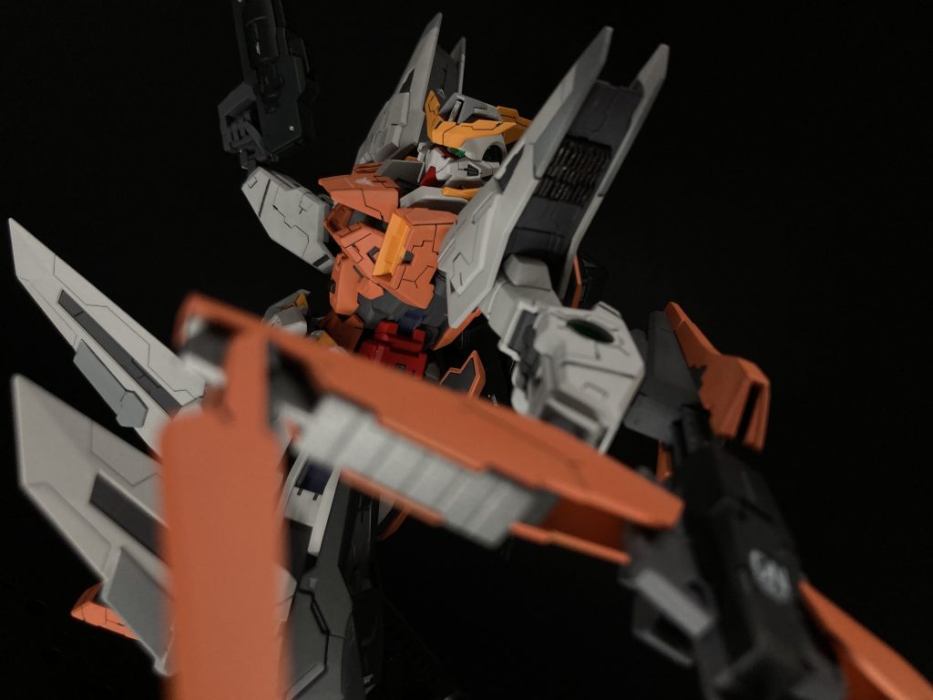 今回のMG 1/100 ガンダムキュリオスのお気に入りショットです。ニードル展開状態は、ミン中尉がやられた時を思い出します。