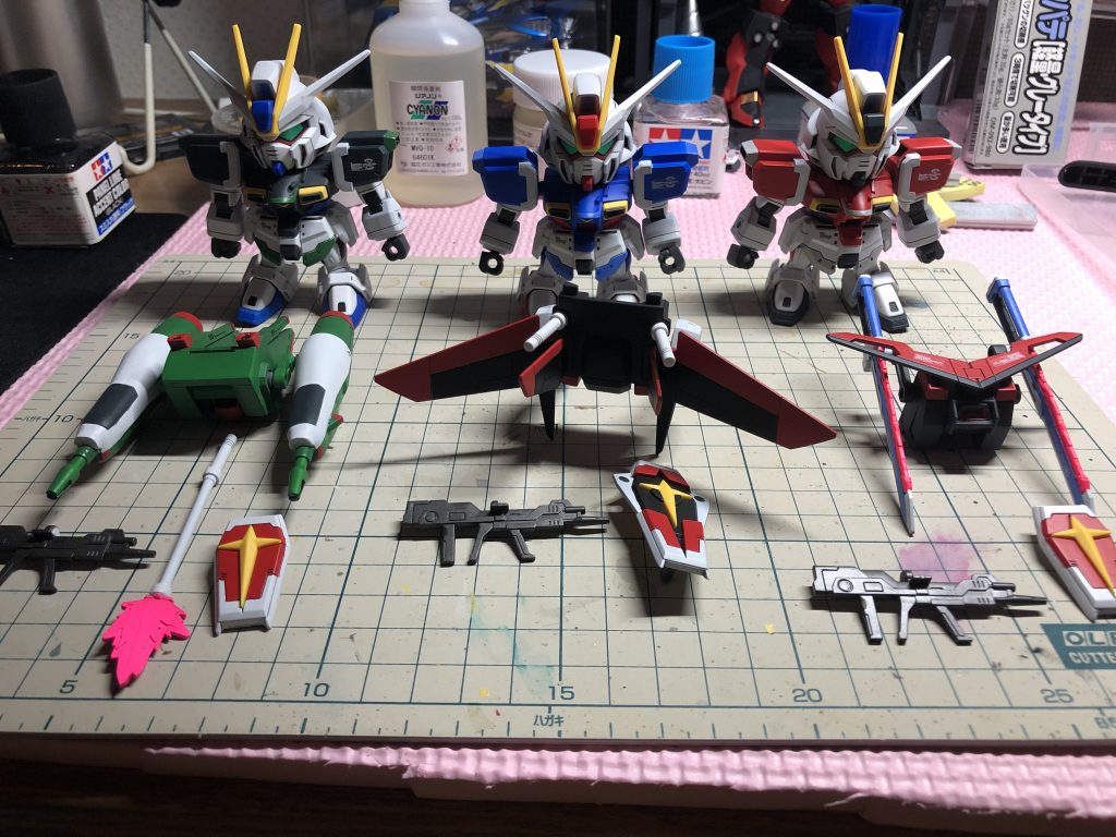 初めてのミキシングです。ソードとブラストのシルエットをBB戦士に移植しました。そのままでは長いので途中でカットして寸詰しました。ブラストのジャベリンはジャンクパーツで適当に作成しました。ソードとブラストのシールドは切り刻んで縮小状態にしました。