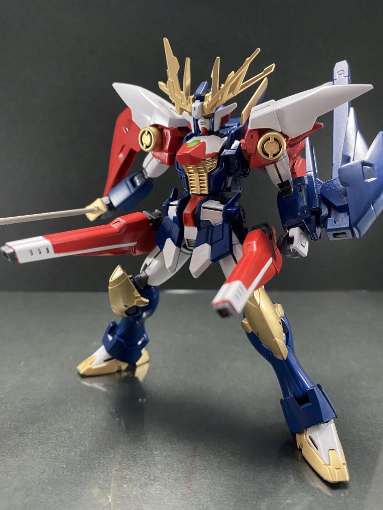 武装は刀とヴェスバー。肩の紋章をどう再現しようかと思ったのですが、セラヴィーのGNスラスターをIフィールド発生機に見立ててみたら上手く馴染んでくれて良かったです。