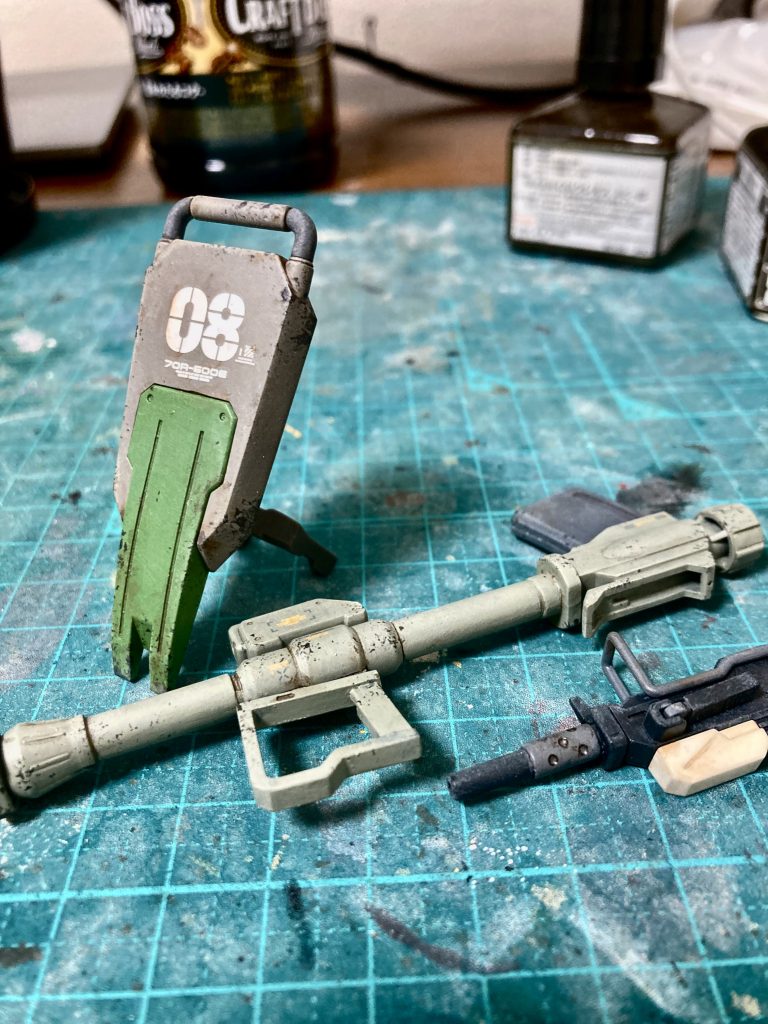 陸戦型ガンダムとの共通武装で取り回しの良い100mmマシンガンも携行した。