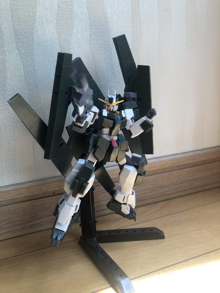 GNライフルサバーニャから流用したビームライフル。ビット機能はオミットされている。